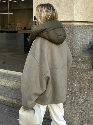 Stylowa kurtka damska z kapturem o swobodnym kroju oversize