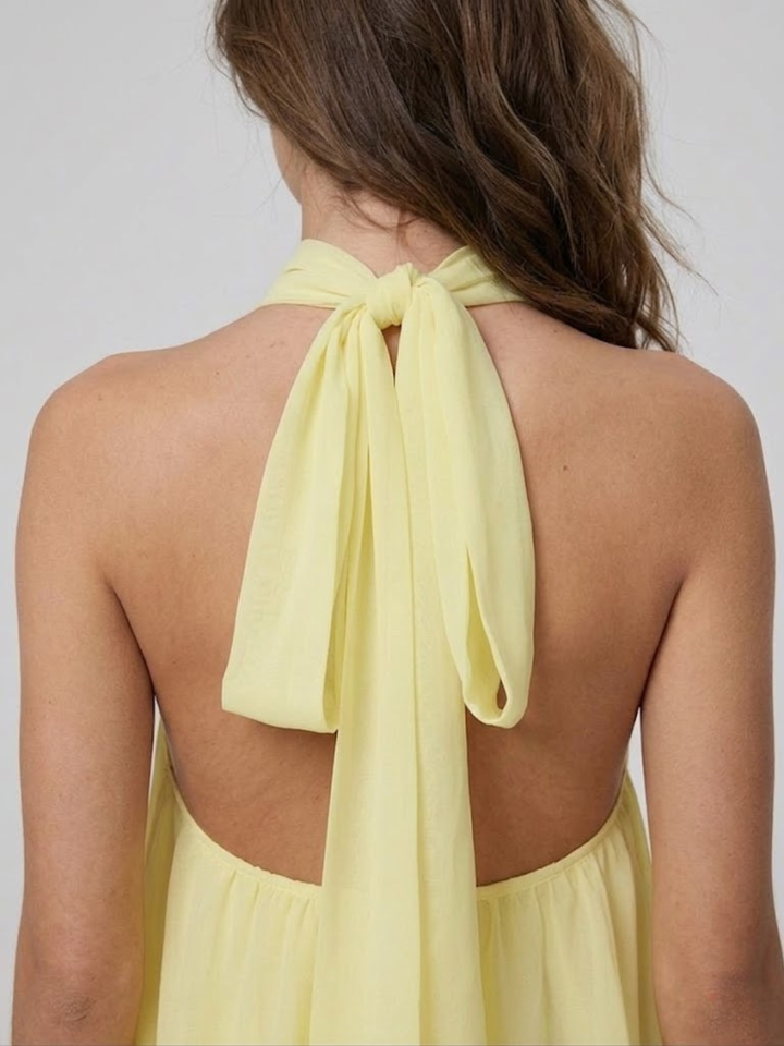 Zwiewna sukienka mini halter z warstwowymi falbanami