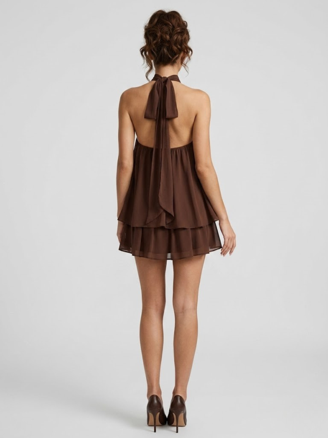 Zwiewna sukienka mini halter z warstwowymi falbanami