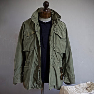 Stylowa kurtka field jacket męska z funkcjonalnymi kieszeniami