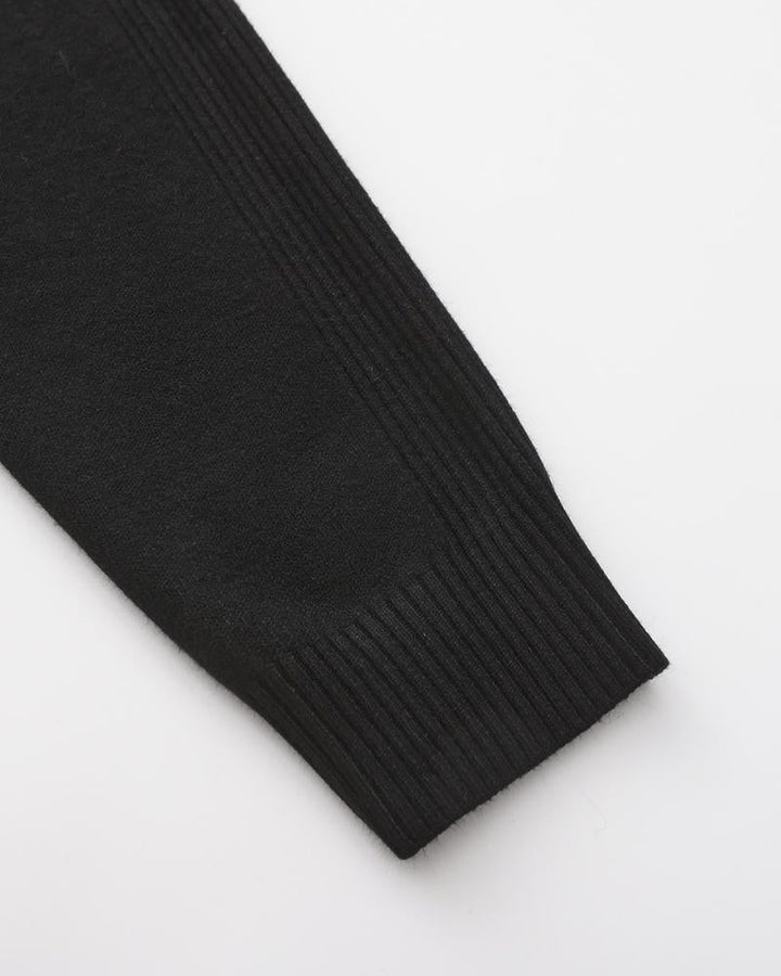 Stylowy sweter męski z golfem o smukłej linii i wysokim kołnierzu