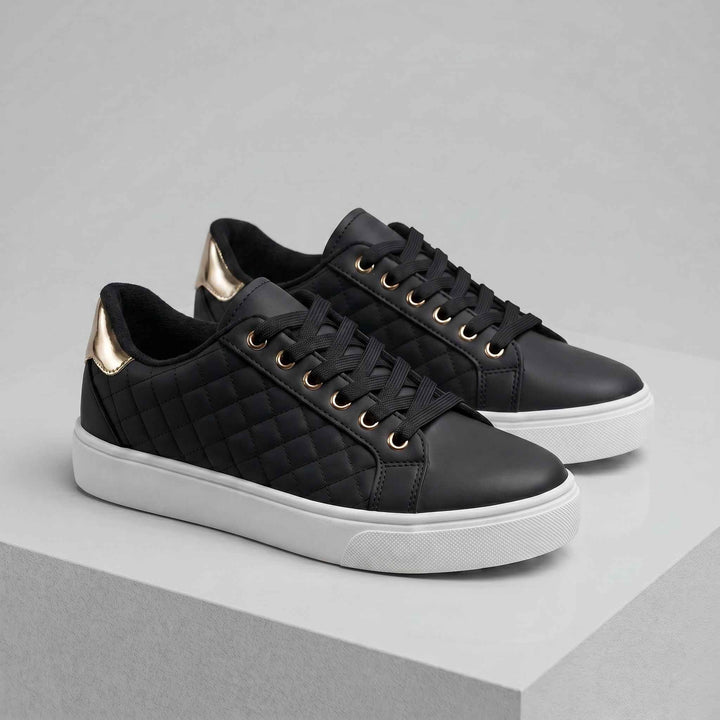 Wygodne Sneakersy Damskie z Pikowaniem i Metaliczną Wstawką na Pięcie